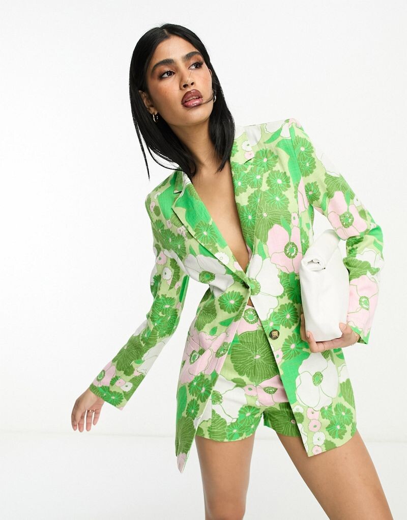 

ASOS DESIGN – приталенный пиджак из льняного материала, завязывающийся сзади, с цветочным узором в стиле ретро