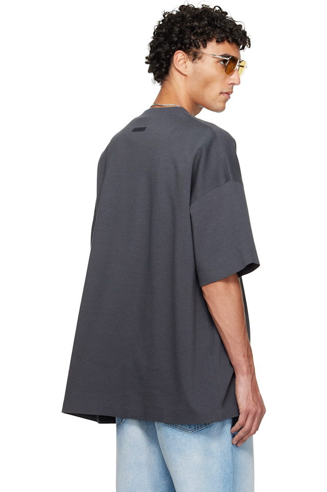 Fear Of God Essentials Серая праздничная футболка с коротким рукавом в стиле 90-х — фото 3