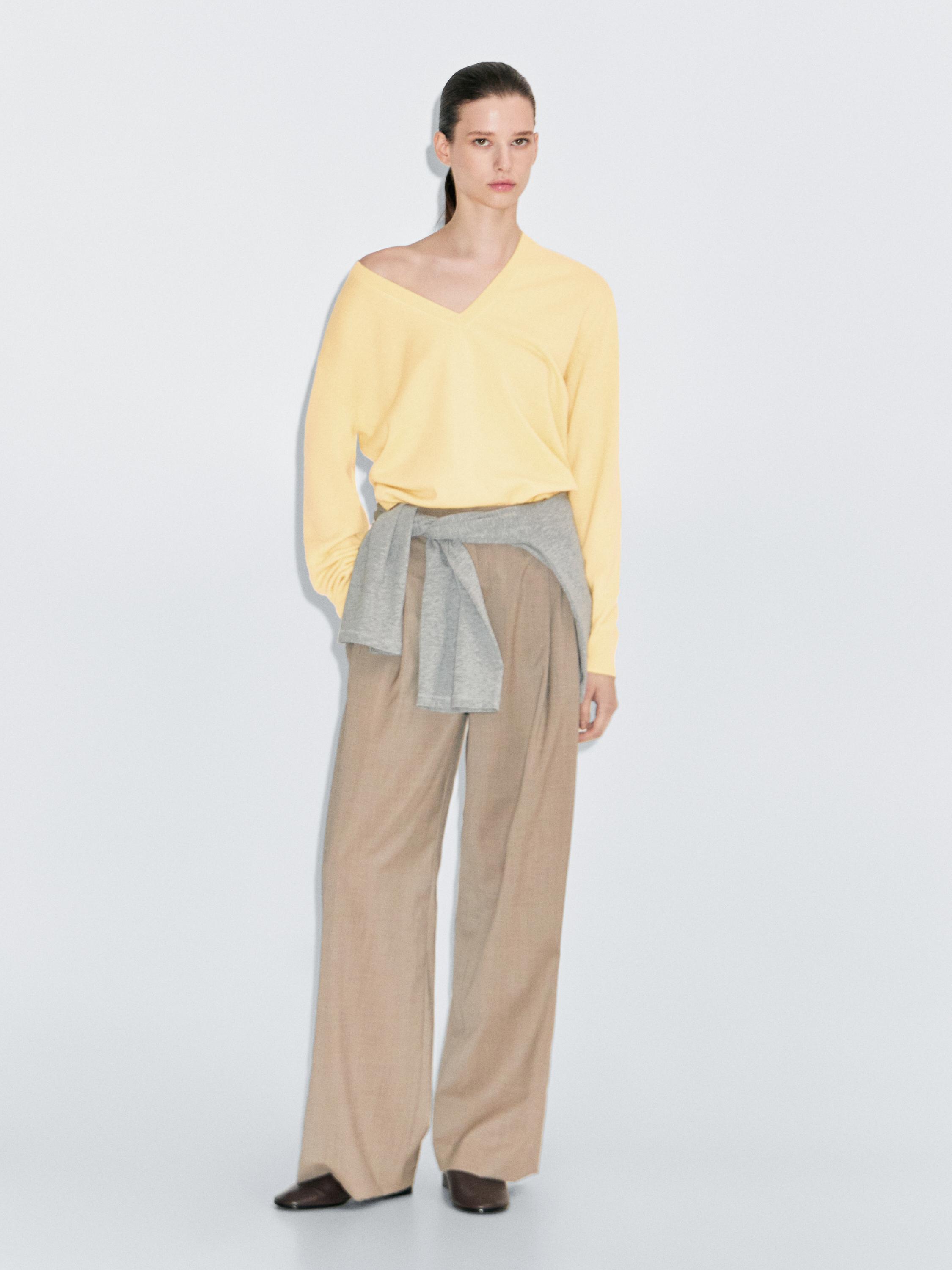 

Вязаный свитер из смесовой шерсти с глубоким V-образным вырезом Massimo Dutti, бледно-желтый