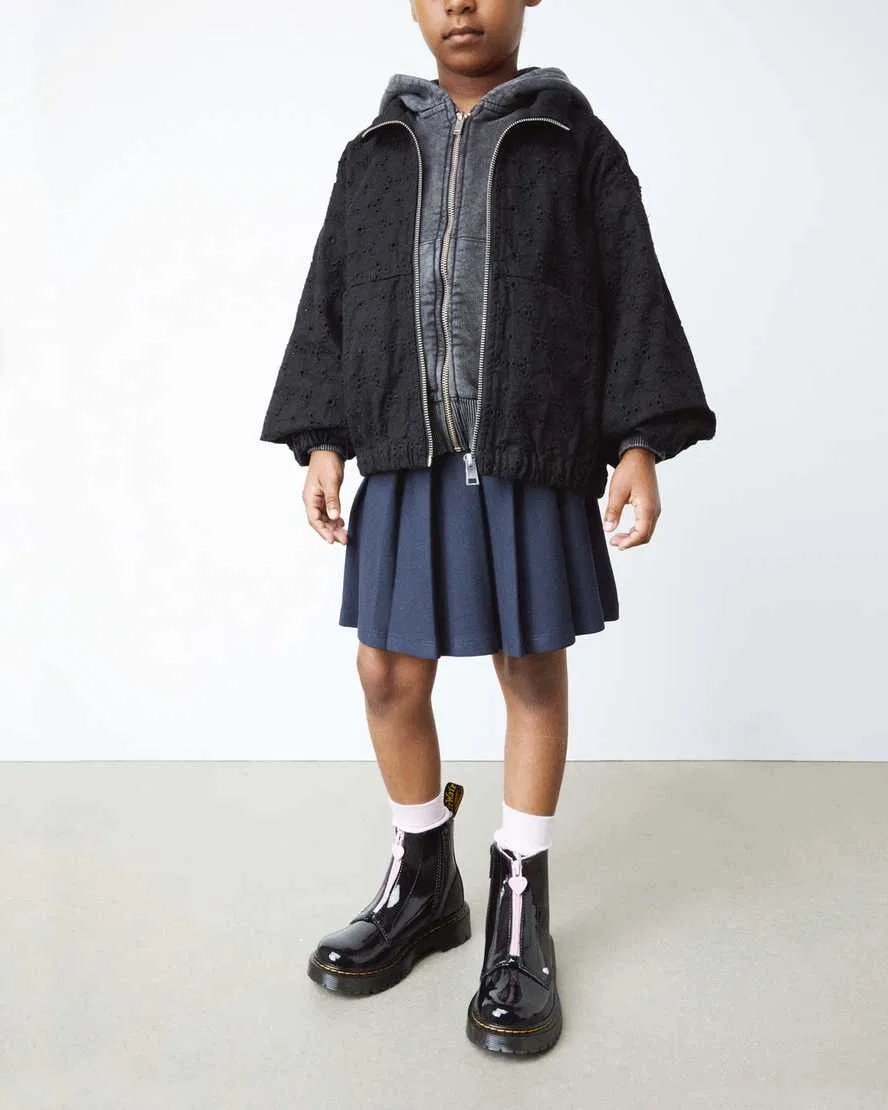 Детские ботинки Junior Heart из лакированной кожи наппа без застежек Dr Martens, черный — фото 2