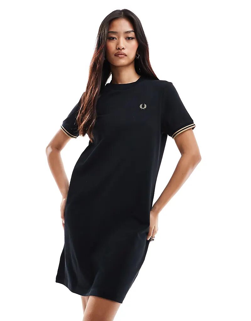 

Платье-футболка черного цвета с манжетами на рукавах Fred Perry