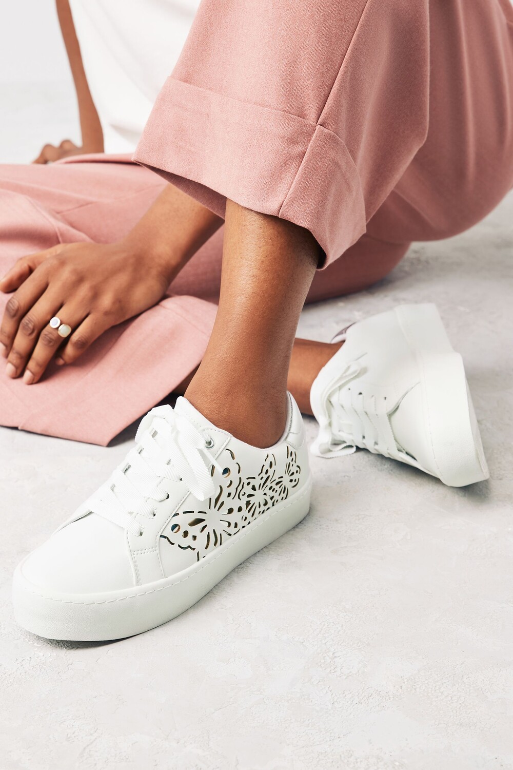 Спортивные кроссовки Forever Comfort на шнуровке с изображением бабочки на толстой подошве Next, белый