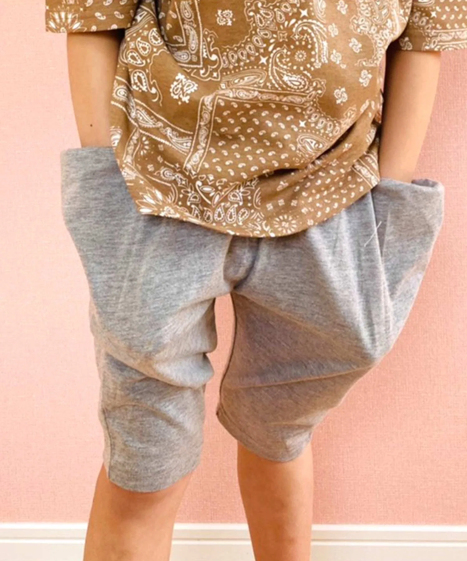 Детские укороченные брюки THE CASUAL серые