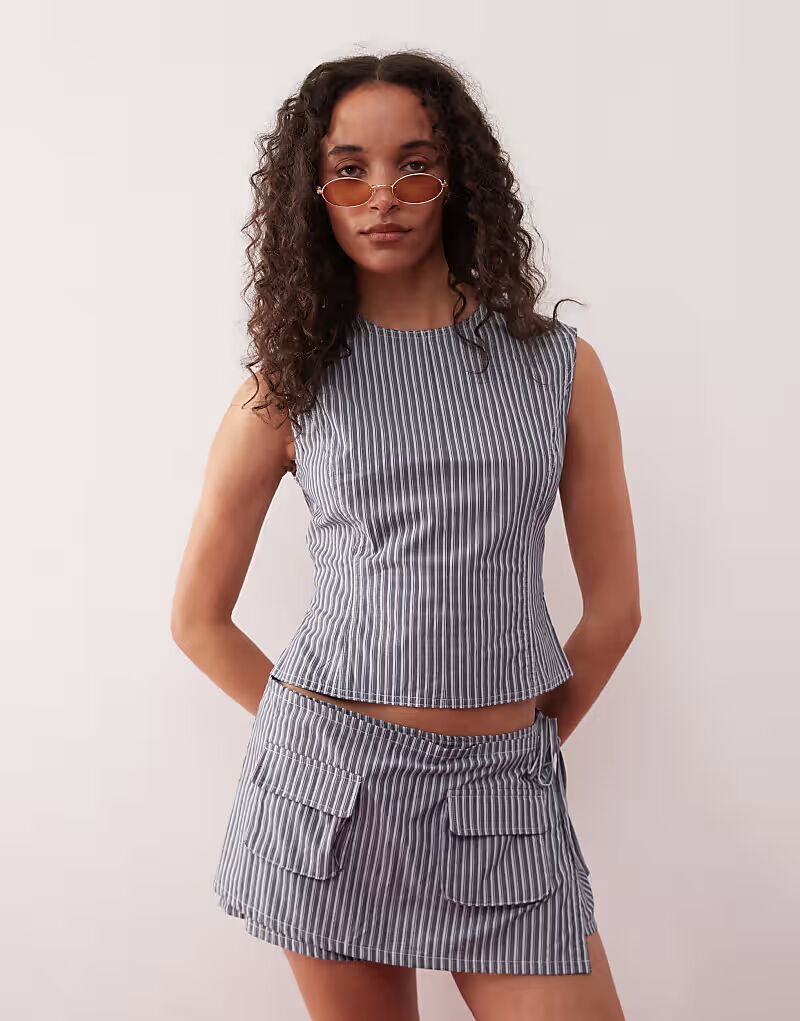 

Укороченный топ Countryside с бантом сзади, в полоску цвета уголь Lioness