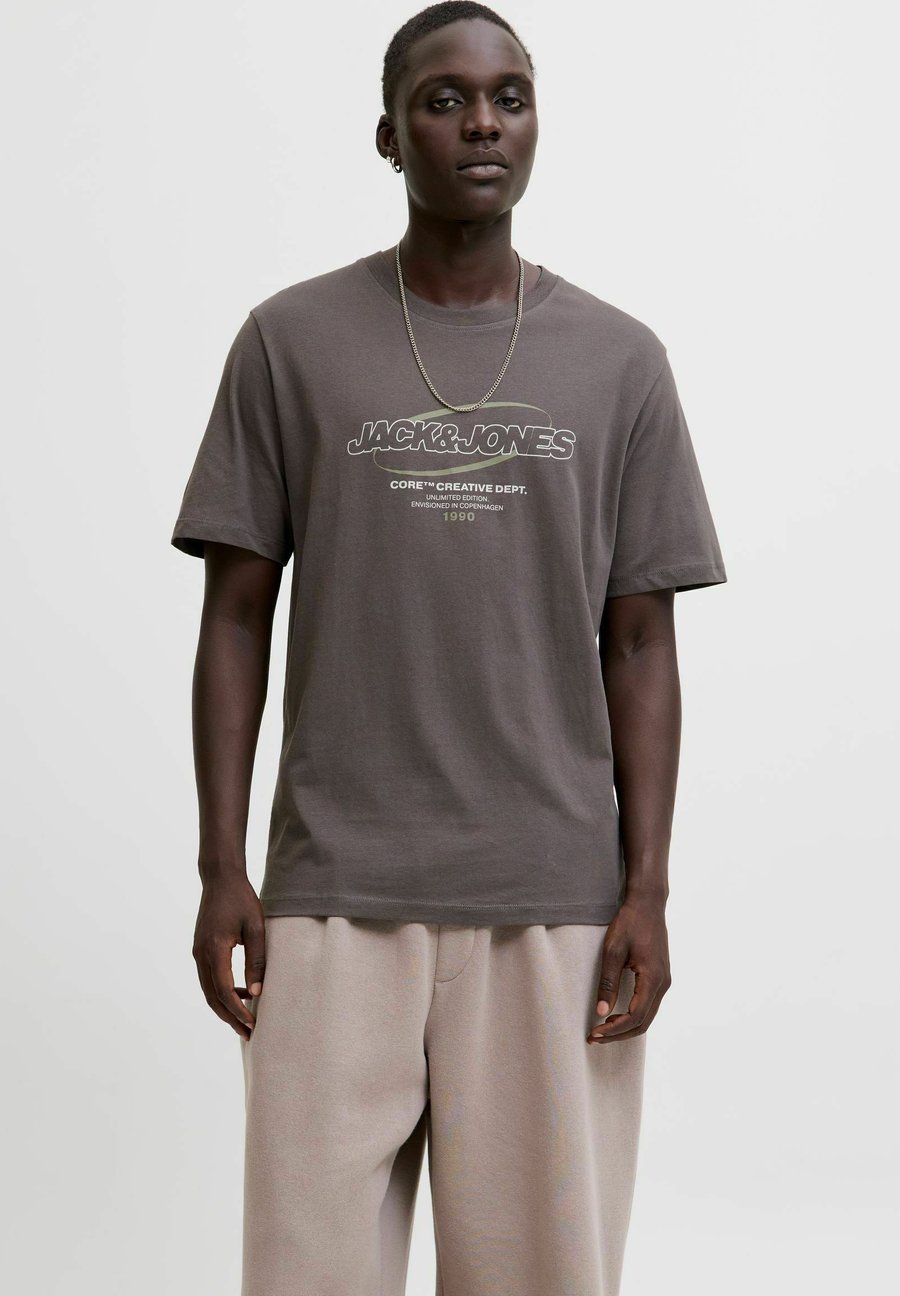 

Футболка Jack & Jones GEDRUCKT, Pavement/Purple