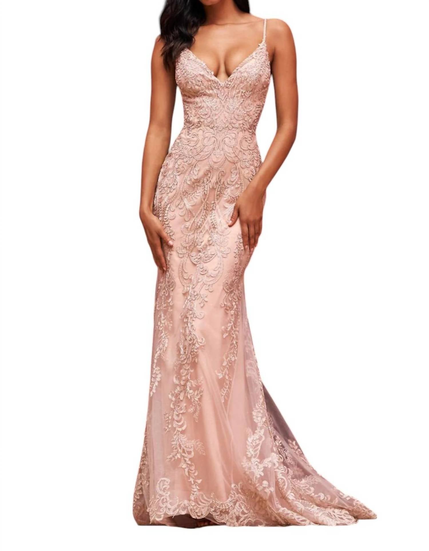 

Приталенное кружевное вечернее платье с V-образным вырезом в цвете шампань Sherri Hill