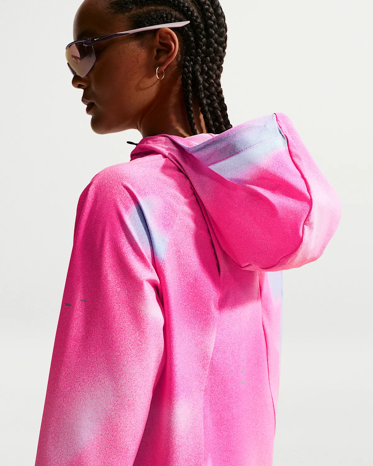 Женская ветрозащитная куртка для бега Nike Swift, Hyper Pink — фото 2