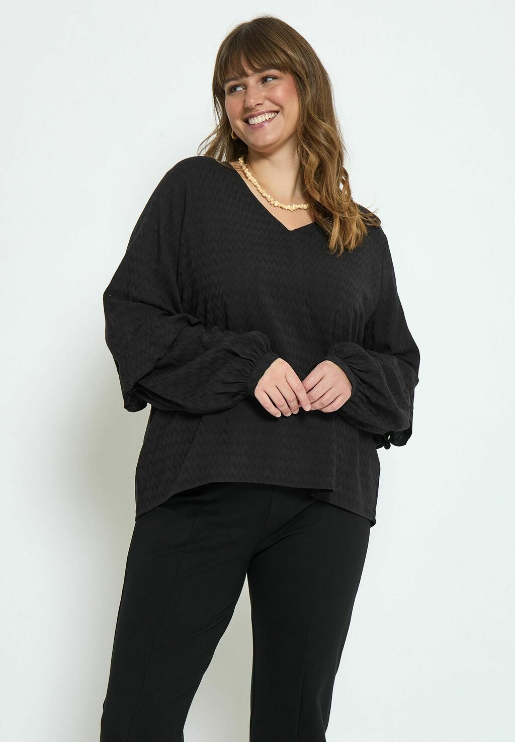 

Блузка Penina V-Neck Long Sleeve Curve PEPPERCORN, черная