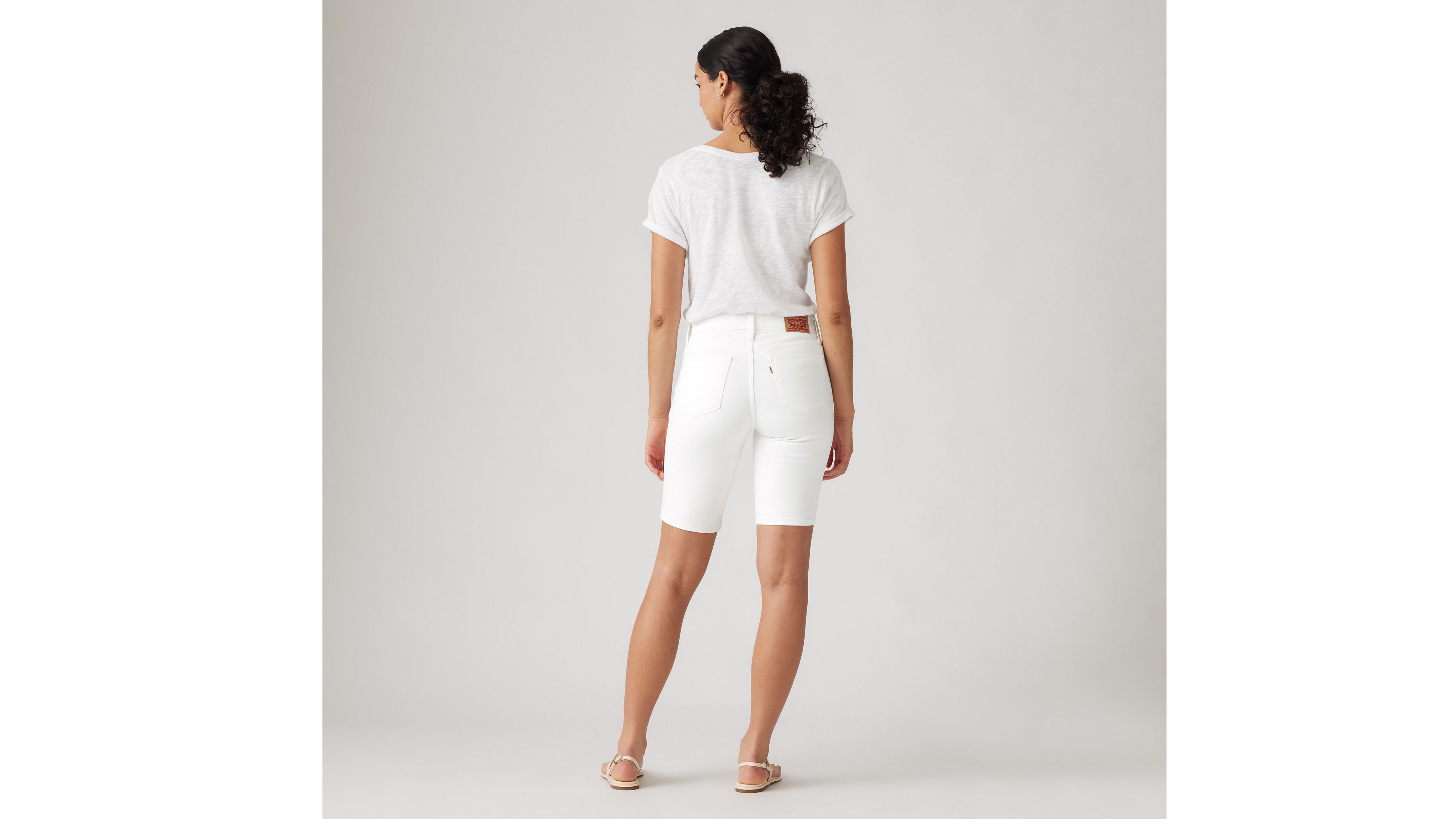 Формирующие женские шорты-бермуды Levi's, цвет Chalk White — фото 3