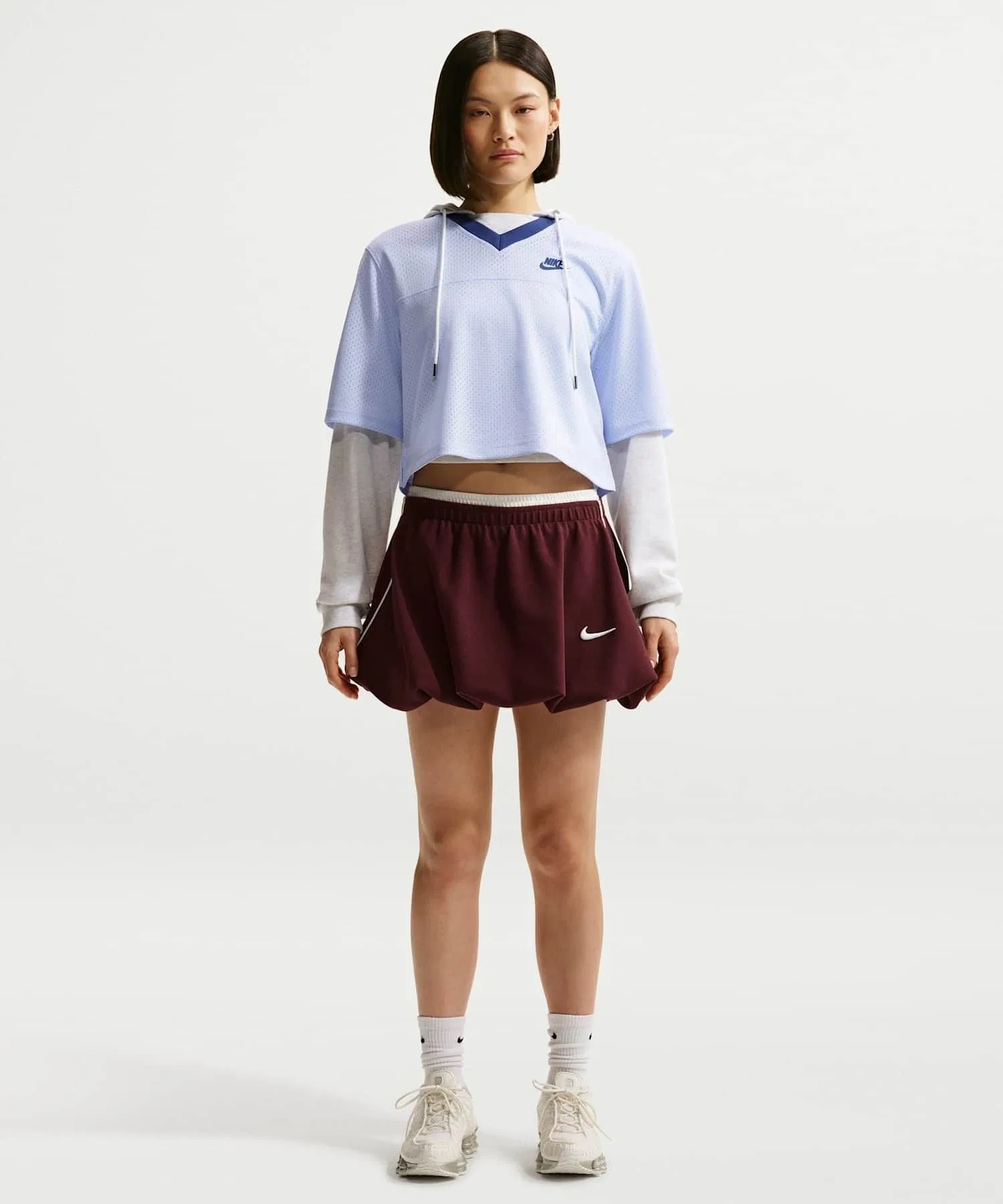 Женская укороченная футболка Nike Sportswear из сетки голубая — фото 4