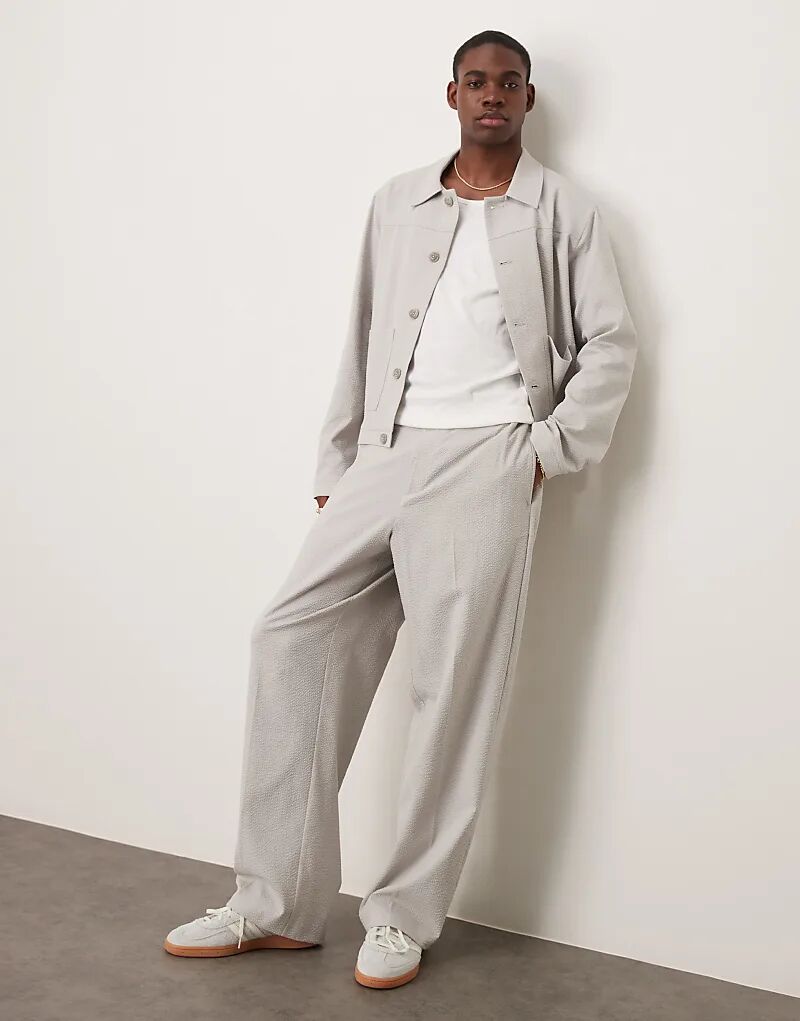 

Элегантные брюки-клеш ASOS DESIGN из светло-серого сирсакера с эластичной талией