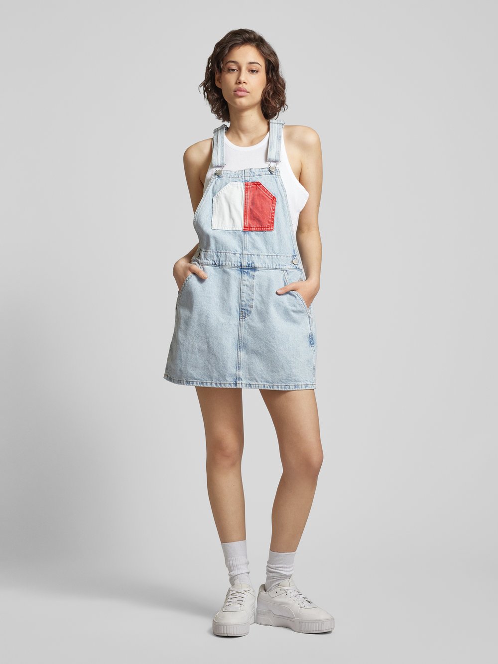 

Платье-комбинезон в стиле деним, модель «DUNGAREE» Tommy Jeans, светло-голубой