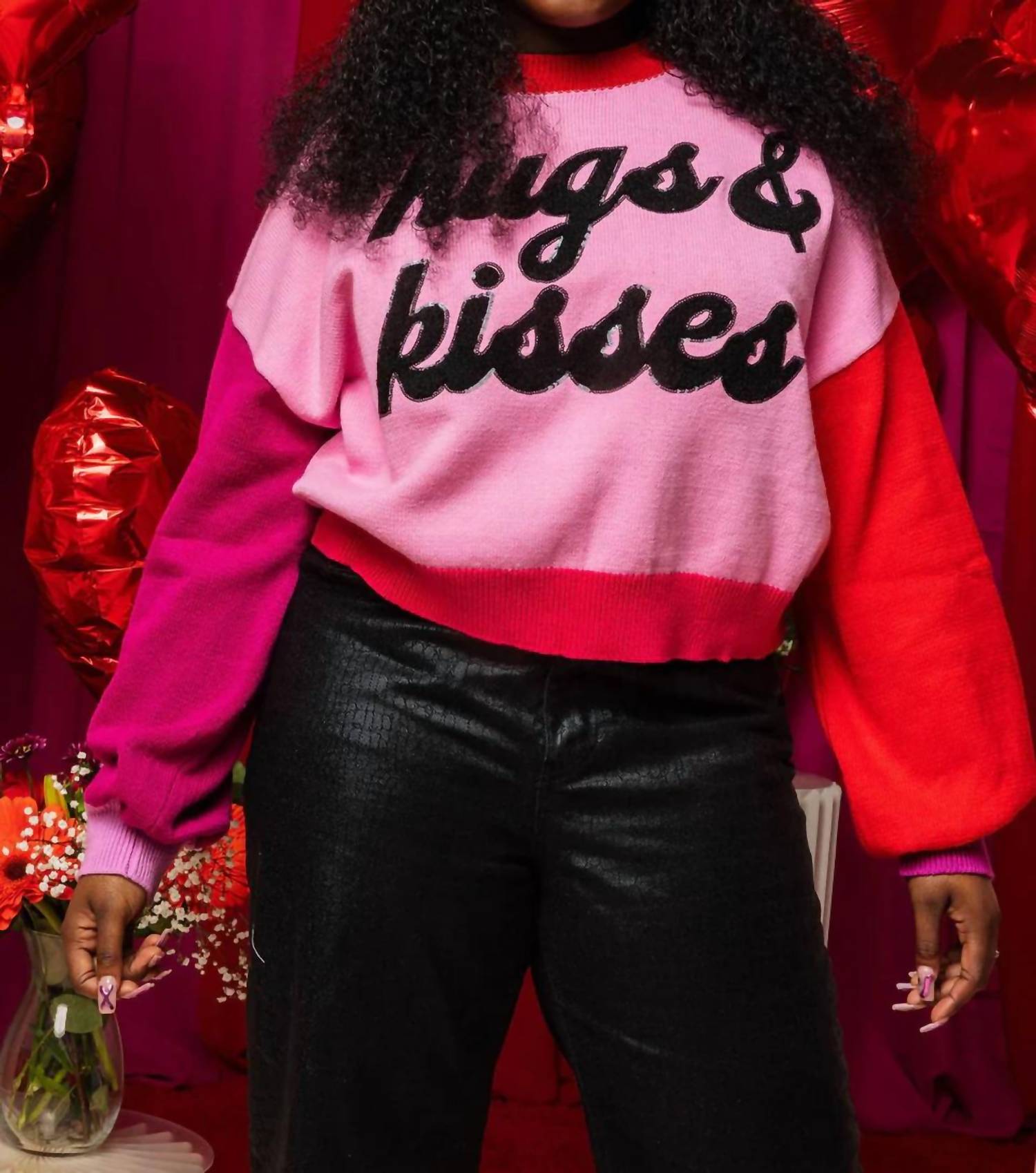 

Свитер с цветными блоками Hugs And Kisses в розовом цвете QUEEN OF SPARKLES