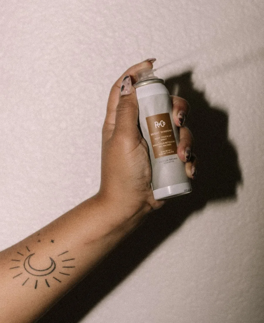 R+Co Спрей для подкрашивания корней волос Bright Shadows Root Red Touch-Up Spray, 1,5 унции — фото 2