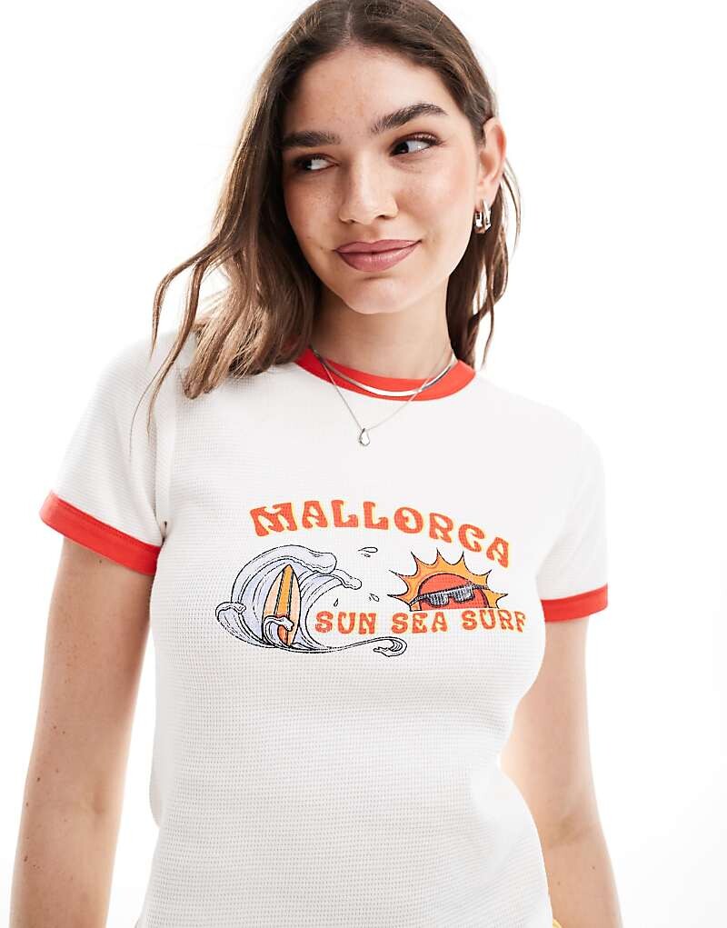 

ASOS Design – Облегающая укороченная футболка кремового цвета с вафельным узором, графикой Майорки и контрастной окантовкой