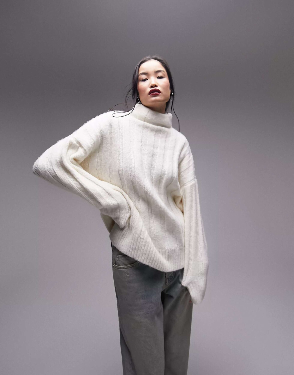 

Вязаный джемпер-воронка объемного кроя Topshop цвета слоновой кости