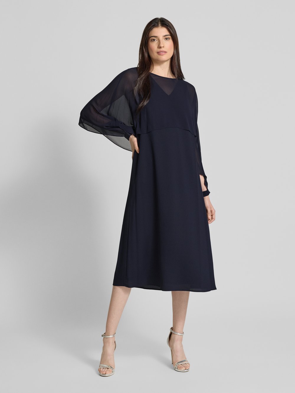 

Платье миди в многослойном образе comma