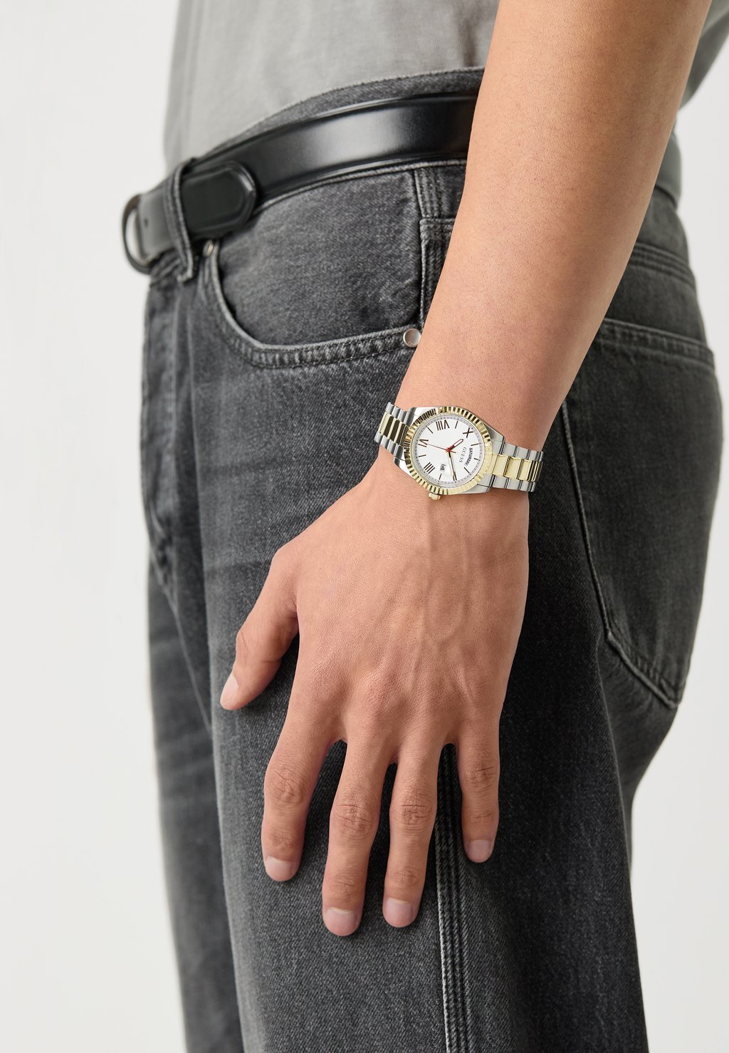 

Часы CONNOISSEUR Guess, золотой
