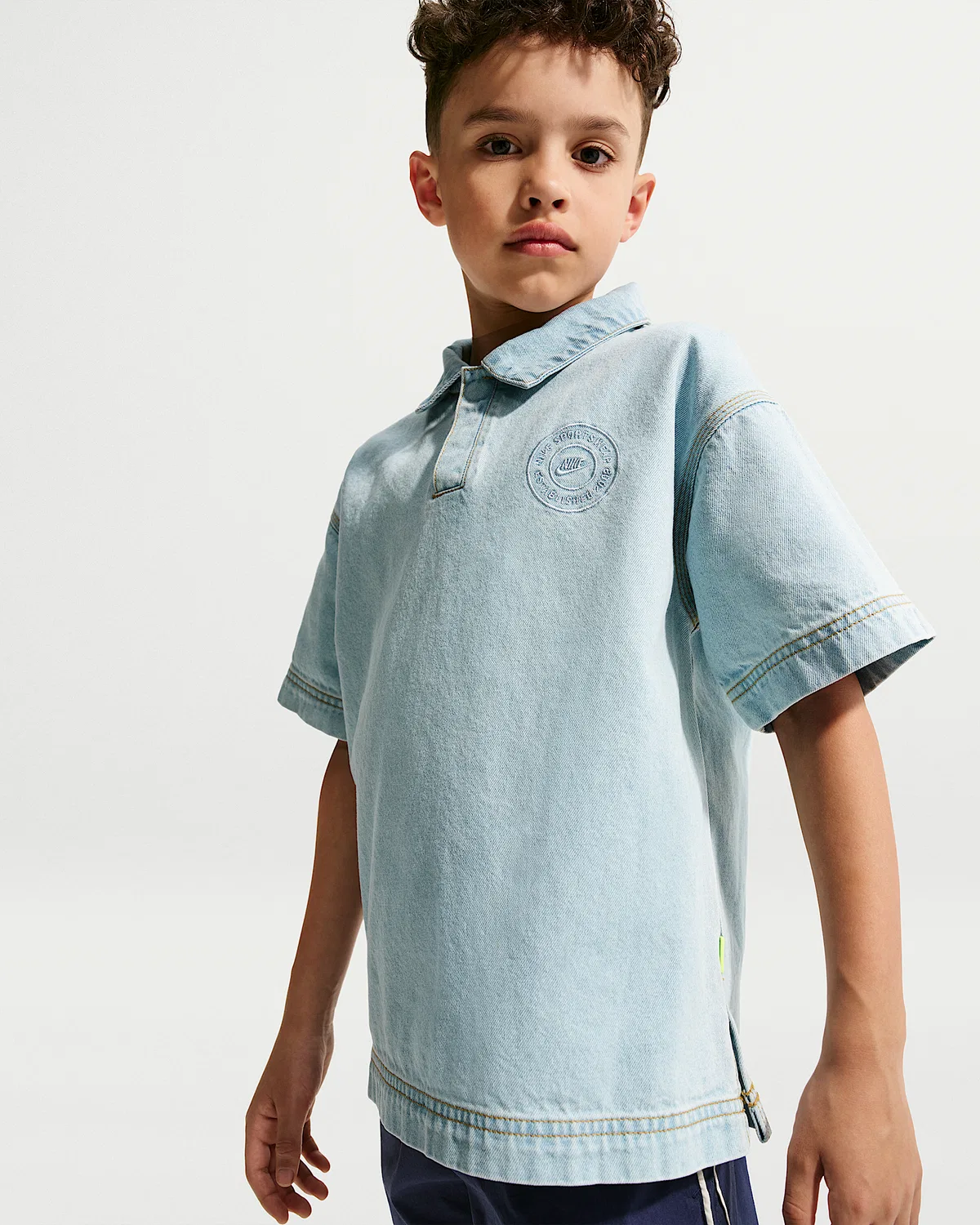 Детские джинсовые шорты с коротким рукавом поло Nike Sportswear Collection, Light Armory Blue/Light Armory Blue/Wheat/Light Armory Blue — фото 3