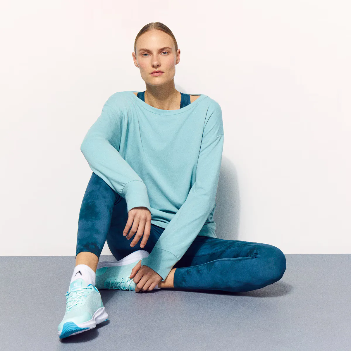 

Легкая Sportcasual женская толстовка Boomerang с вырезом ворот, бирюзовый