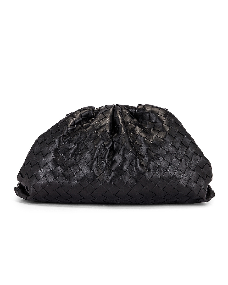 

Сумка Bottega Veneta The Pouch Clutch, цвет Black & Silver