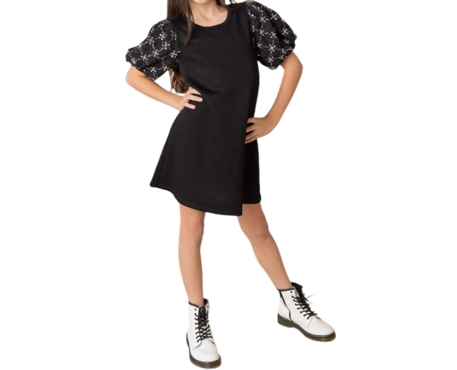 

Черное платье-трапеция с буфами на рукавах и бисерной отделкой Hannah Banana