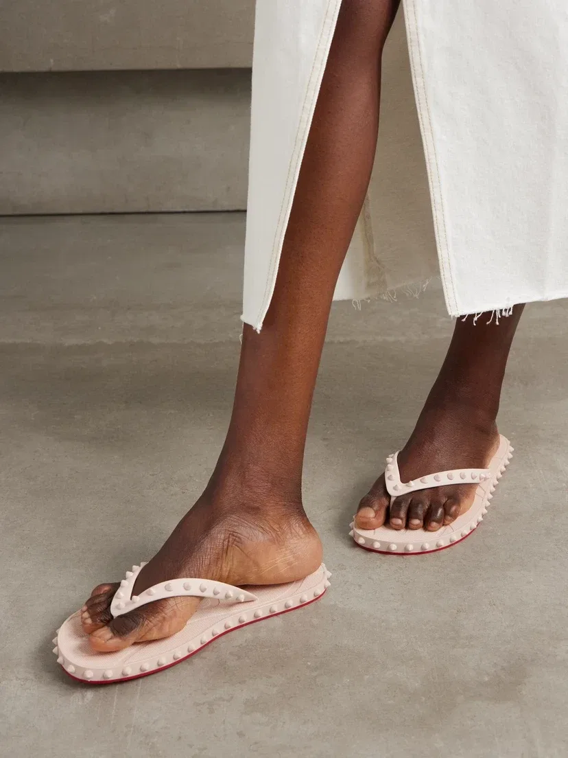 Резиновые шлепанцы Super Loubi с заклепками Christian Louboutin, бежевый — фото 2