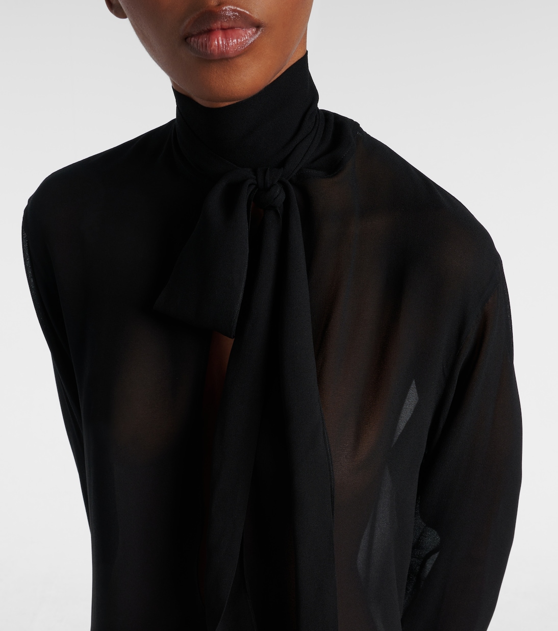 Блузка из жоржета с завязкой на вороте Alaïa, Noir Alaia — фото 4