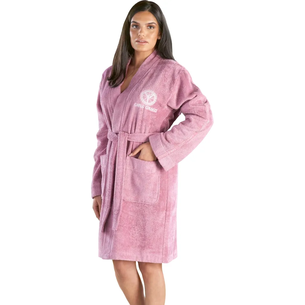 

Женский халат Vito, идеально подходит для сауны и СПА, гостиничный халат, утренний халат, 1 шт., вышивка логотипа на груди, надпись на рукавах, однотонные цвета, хлопок Carlo Colucci, Malve