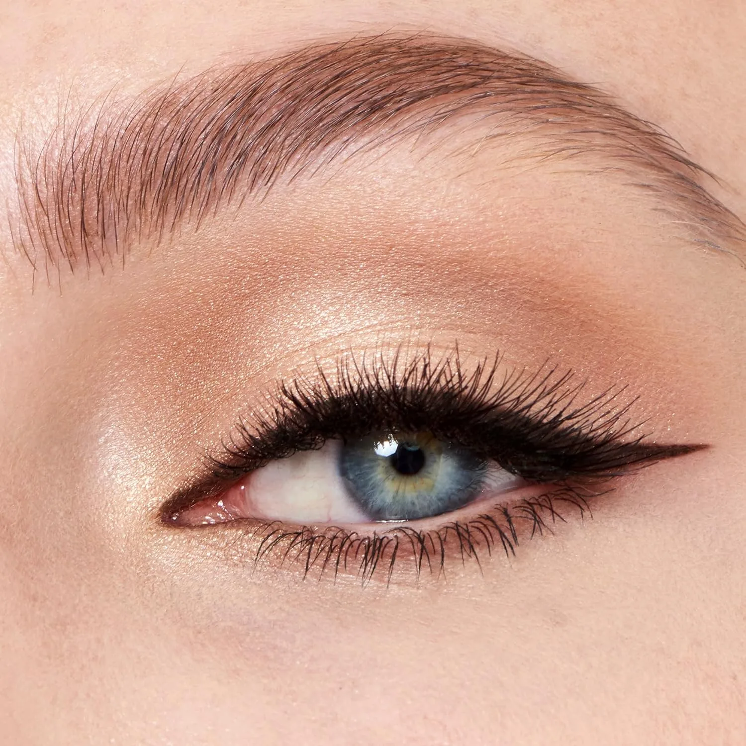 Карандаш для глаз Charlotte Tilbury Super Nudes Eyeliner Duo - стойкая матовая гелевая формула с черно-коричневым и нюдовым оттенками - интенсивный пигмент, легко наносится, двусторонний., Nude/brown - blendable black-brown and nude — фото 3