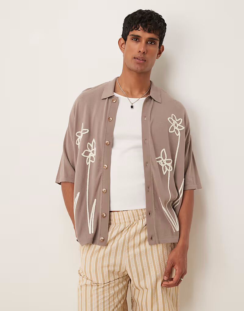 

ASOS DESIGN свободная трикотажная рубашка-поло на пуговицах с цветочным узором коричневого цвета