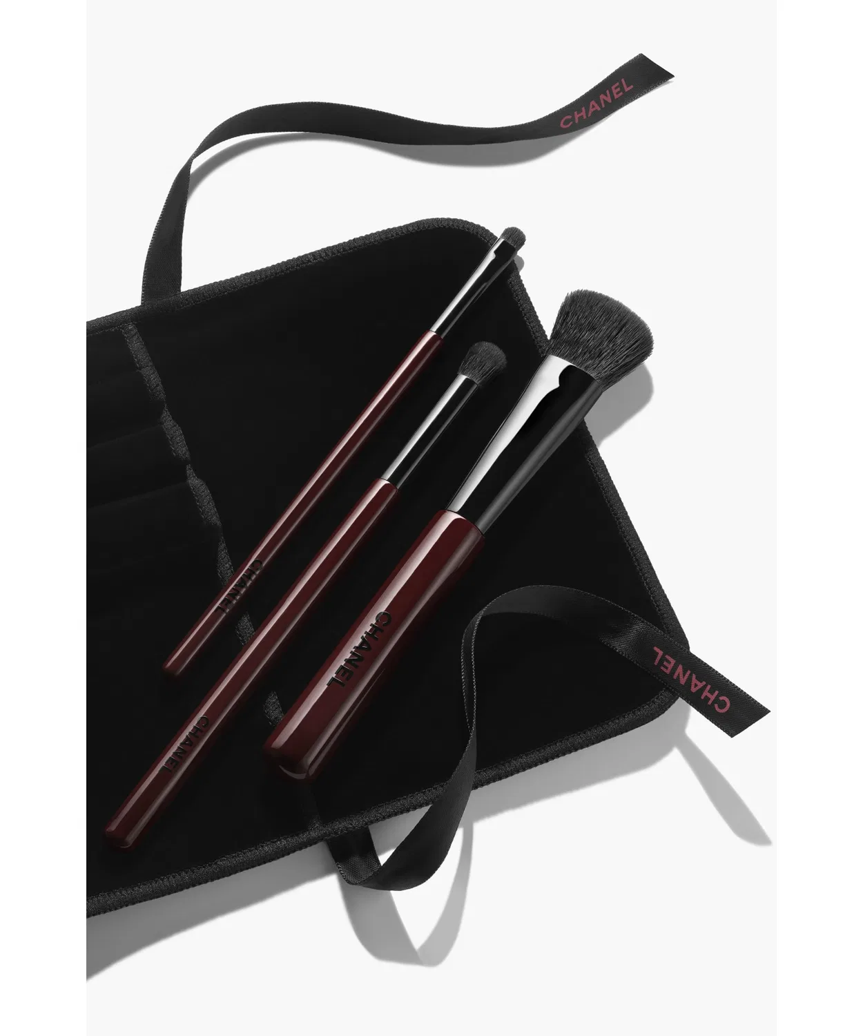 Набор кистей для макияжа Chanel Les Pinceaux Rouge Noir 3 предмета — фото 2