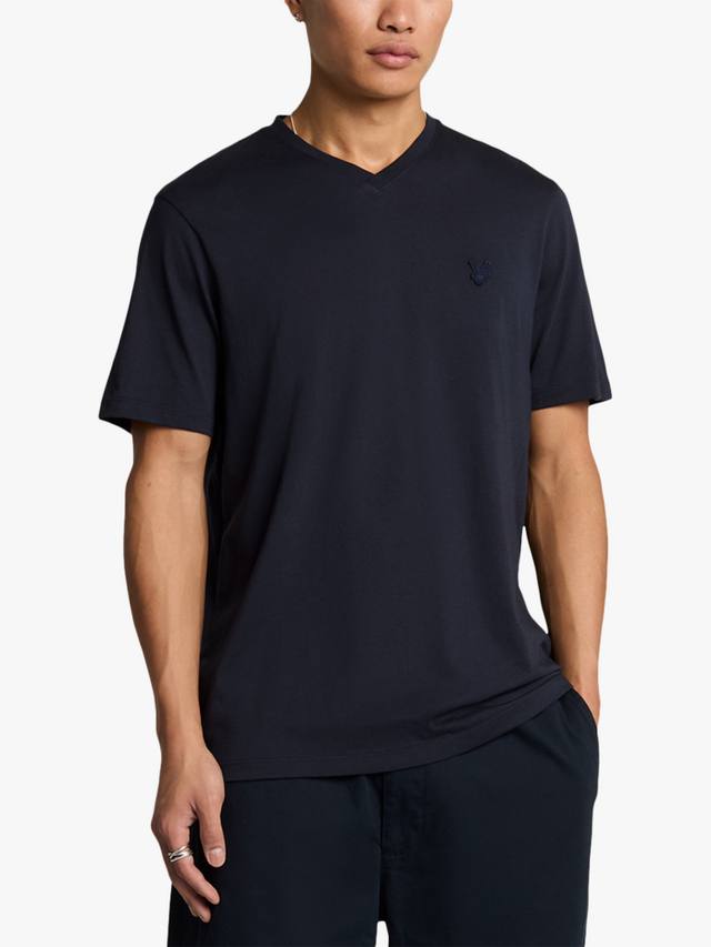 

Футболка из тончайшего хлопка с v-образнымвырезом Lyle & Scott, темно-синий
