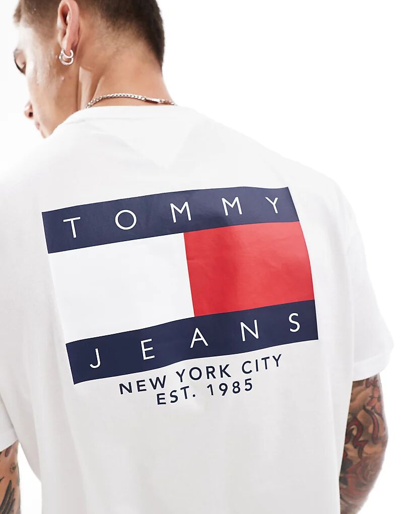 

Футболка с принтом флага и логотипа на спине белого цвета Tommy Jeans