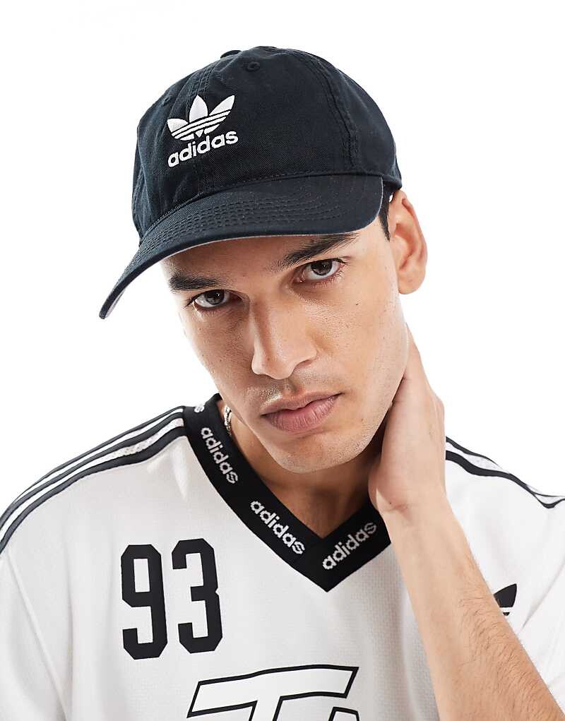 

Черная кепка с ремешками adidas Originals Relaxed