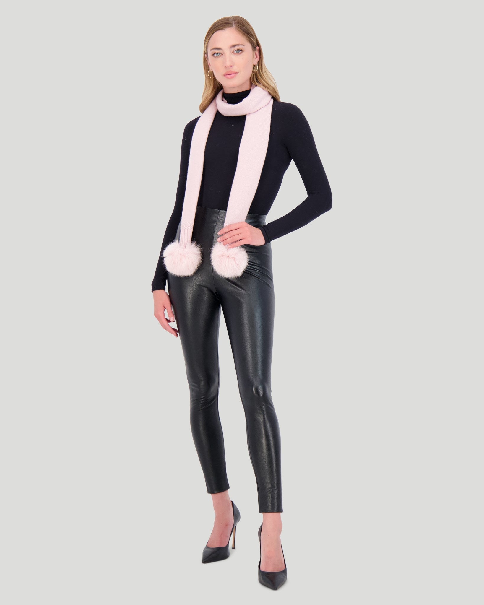 

Вязаный кашемировый шарф с помпоном из лисы Gorski, цвет powder pink