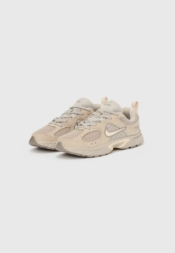 Кроссовки v5 унисекс Nike Sportswear, Moon Particle/Orewood Brown/Pencil Point — фото 2