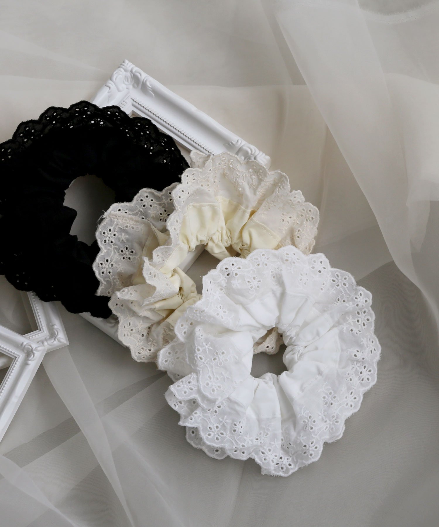 Объемная резинка для волос с фестончатым краем Colleca La, ivory — фото 4