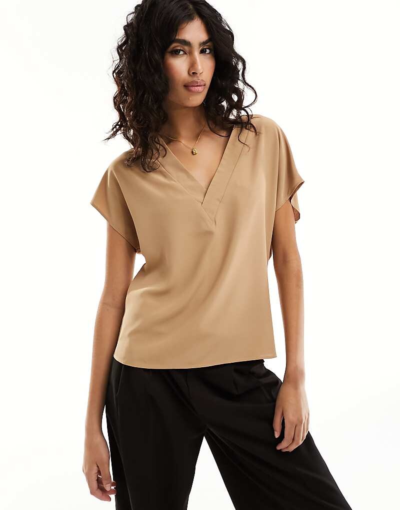 

ASOS DESIGN — топ с короткими рукавами и V-образным вырезом цвета латте