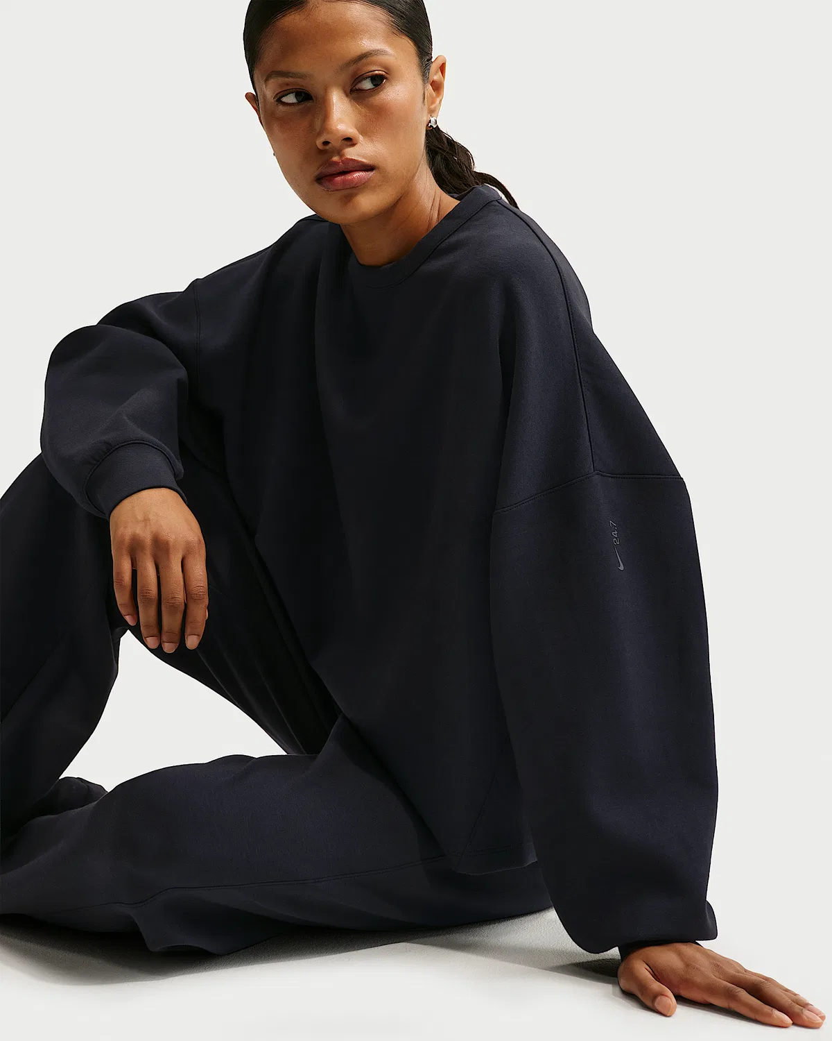 Женская футболка Nike 24.7 ImpossiblySoft Dri-FIT Oversized с круглым вырезом, Black/Dark Smoke Grey