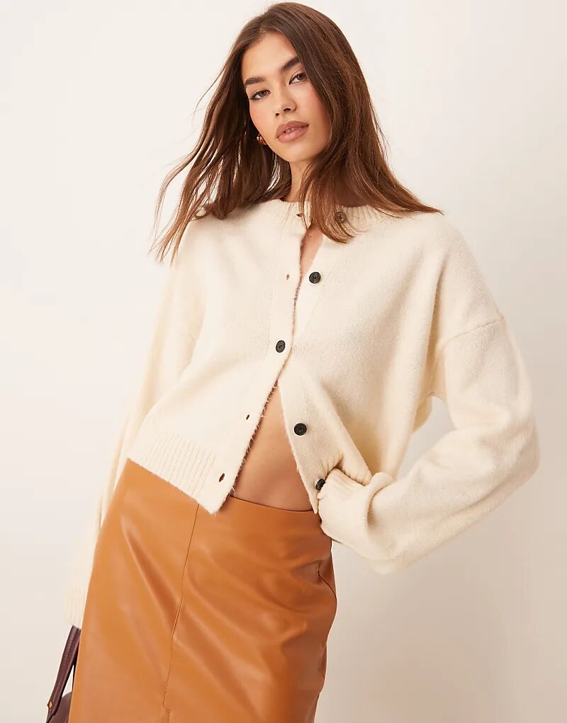 

Вязаный кардиган с круглым вырезом и контрастными черными пуговицами кремового цвета ASOS DESIGN