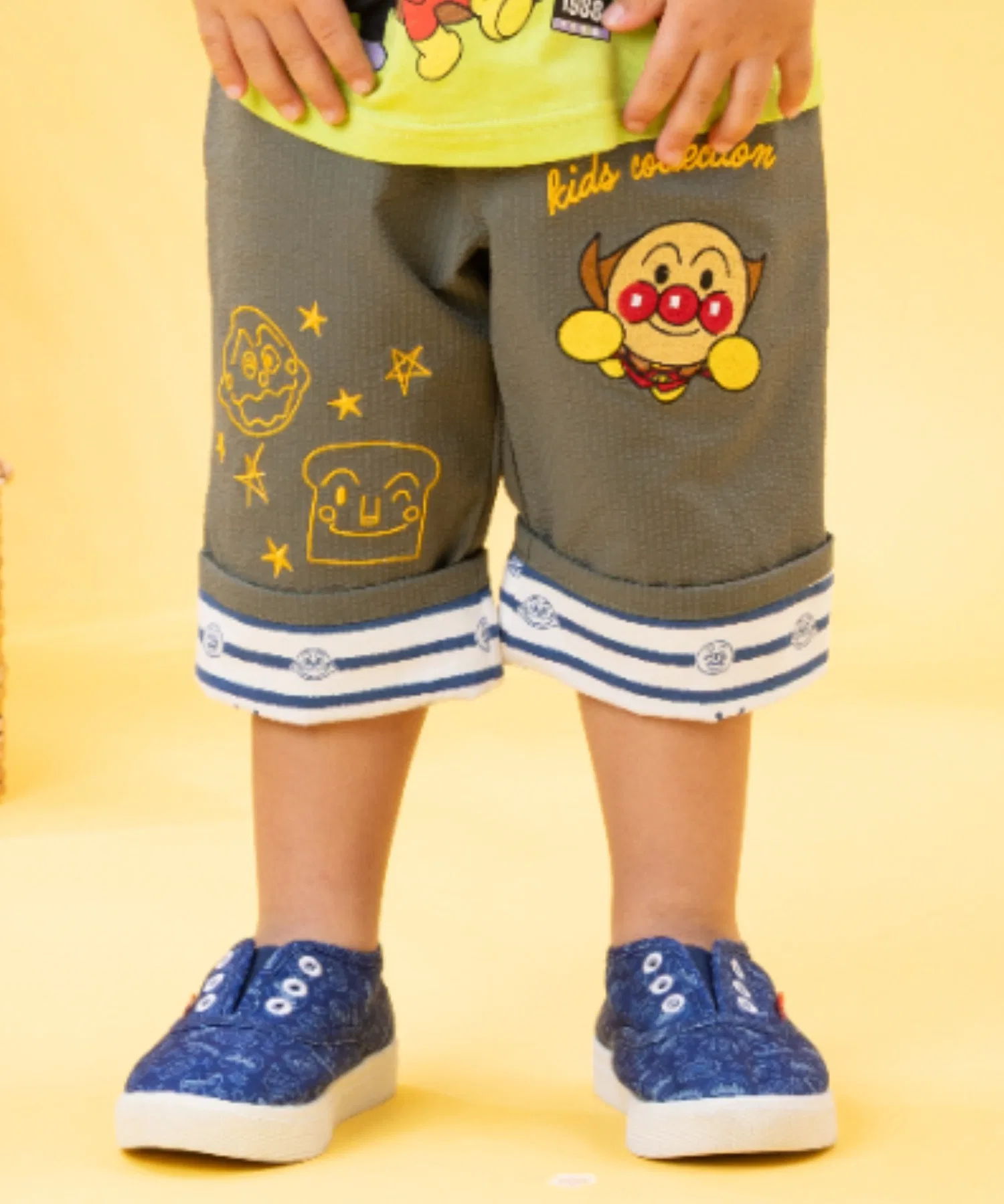 Детские брюки ANPANMAN KIDS COLLECTION с вышивкой и отворотом хаки
