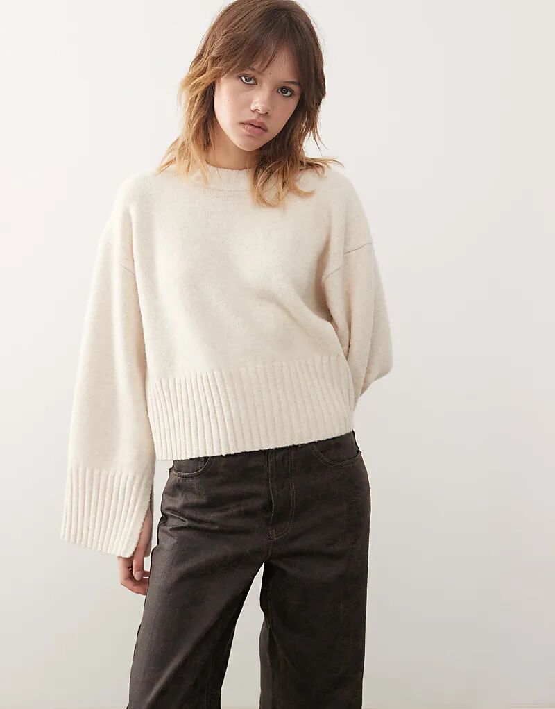 

Вязаный джемпер Monki с круглым вырезом, ребристыми манжетами и отделкой по подолу белого цвета