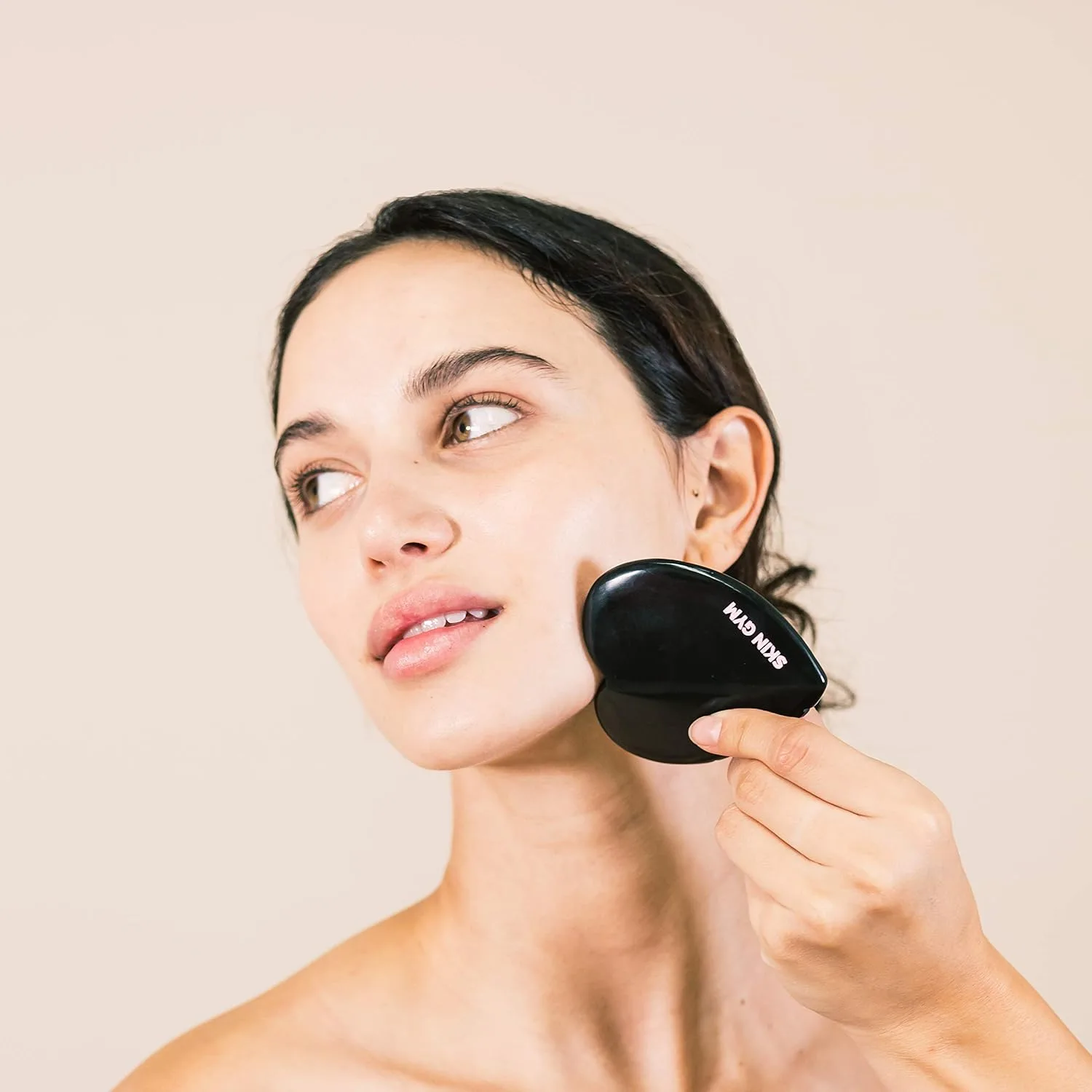 Массажер для лица Skin Gym Lovey Gua Sha для борьбы с мешками под глазами, отеками и мелкими морщинами. Антивозрастной лифтинг-уход за кожей лица. Косметический инструмент для ухода за кожей лица., Black — фото 2