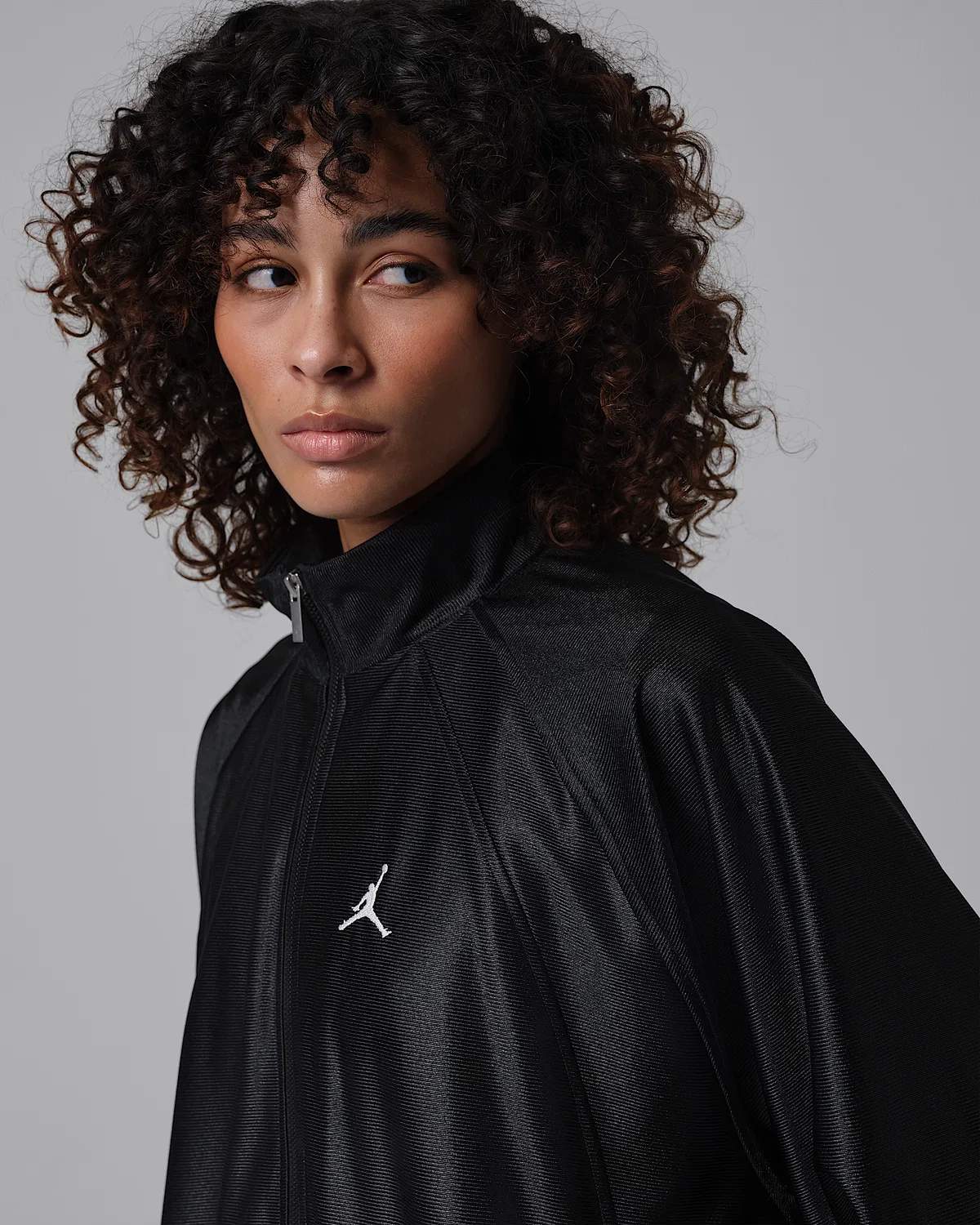 Женская ветровка DuraSheen Track Jacket Jordan Brooklyn, Black/Infrared 23/White — фото 3