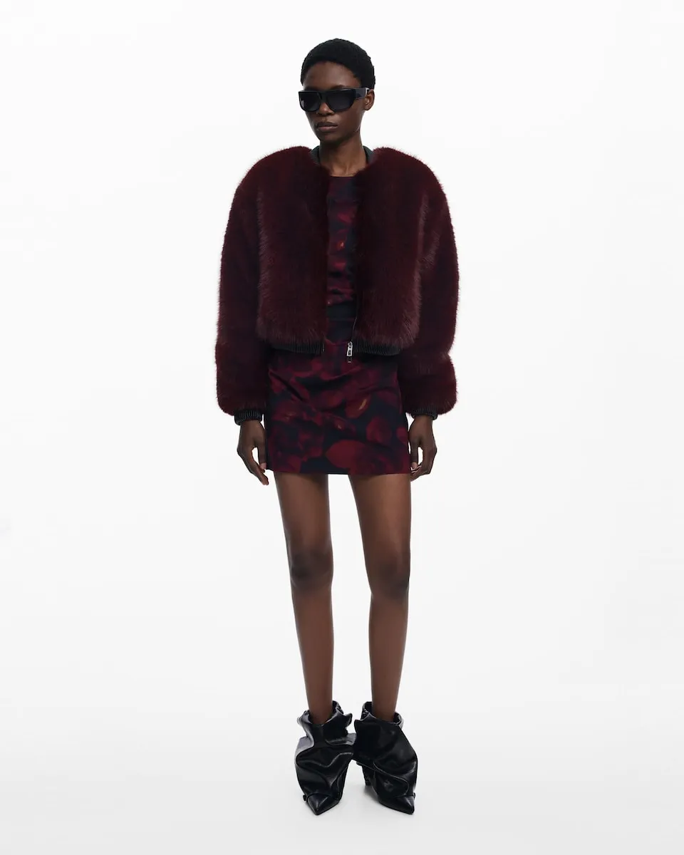 

Женская куртка цвета малины с мехом Desigual