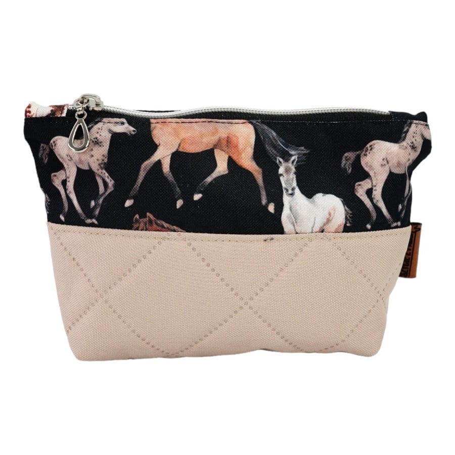

Косметолог в салоне Horses for Her Szycie z pasją