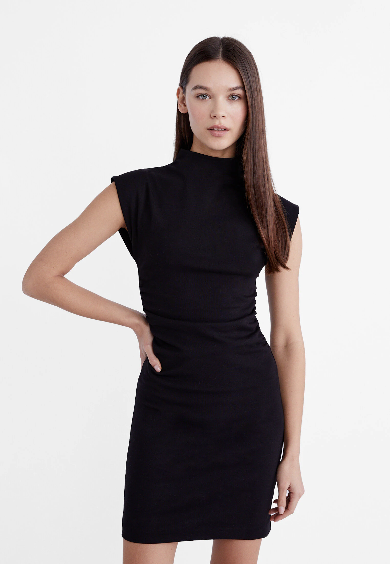 

Короткое присборенное платье Stradivarius, черный