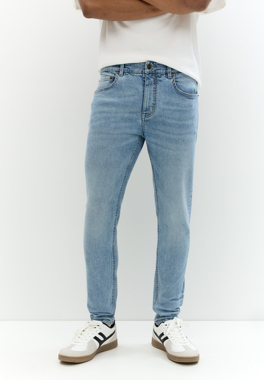 

Зауженные джинсы CARROT FIT PULL&BEAR, цвет Light Blue Denim