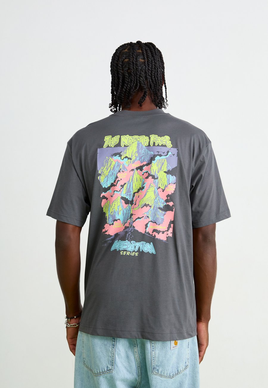 

Футболка The North Face EXPEDITION CELEBRATION OVERSIZED TEE GRAPHIC, Anthracite Grey/Dark Grey